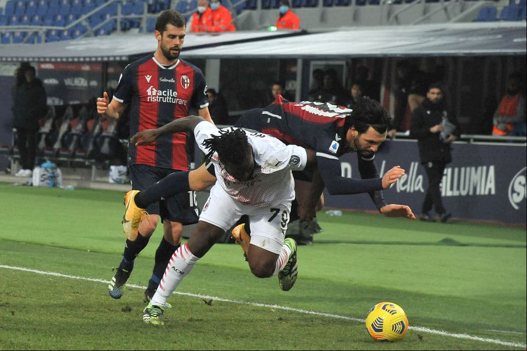 Rebic (26’) abrió el marcador y Kessie (55’) creció la diferencia tras cobrar una pena máxima. Andrea Poli (81’) hizo el descuento. Milan ya le saca cinco puntos de diferencia al Inter en la competencia por la cima de la Serie A; Bolonia se quedó a media tabla con 20 unidades.