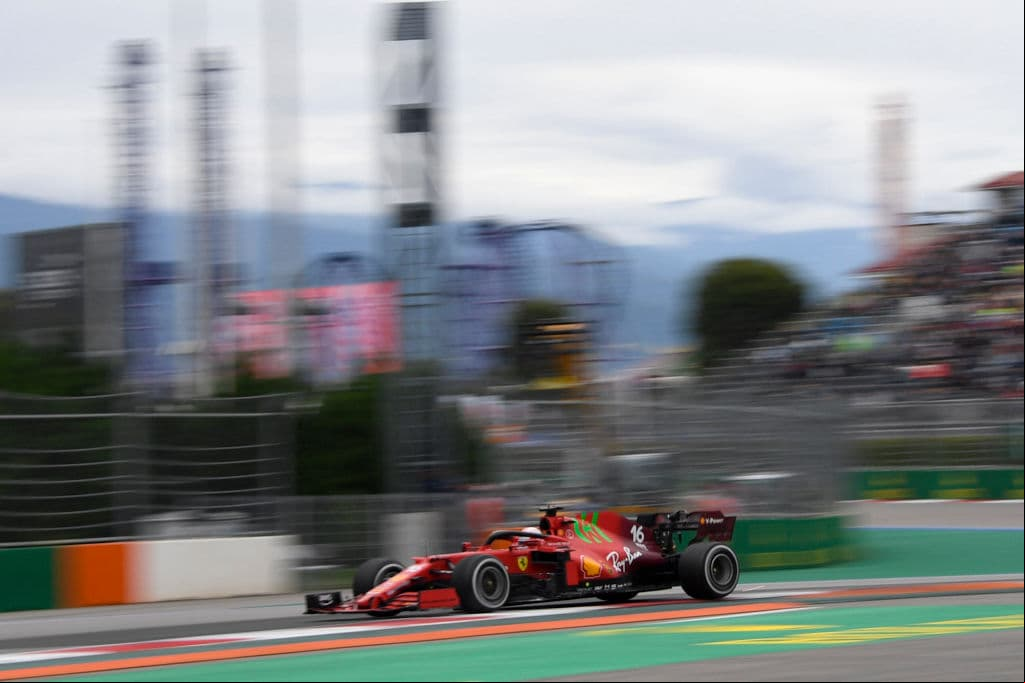 Lewis Hamilton se lleva el Gran Premio de Rusia tras una carrera muy caótica que tuvo muchos altibajos y así el piloto británico suma su victoria número 100. Max Verstappen de Red Bull quedó segundo y Carlos Sainz llegó en la tercera posición. El mexicano Sergio Pérez tras ocupar la primera posición de la carrera, cayó hasta el noveno lugar en la Formula 1.