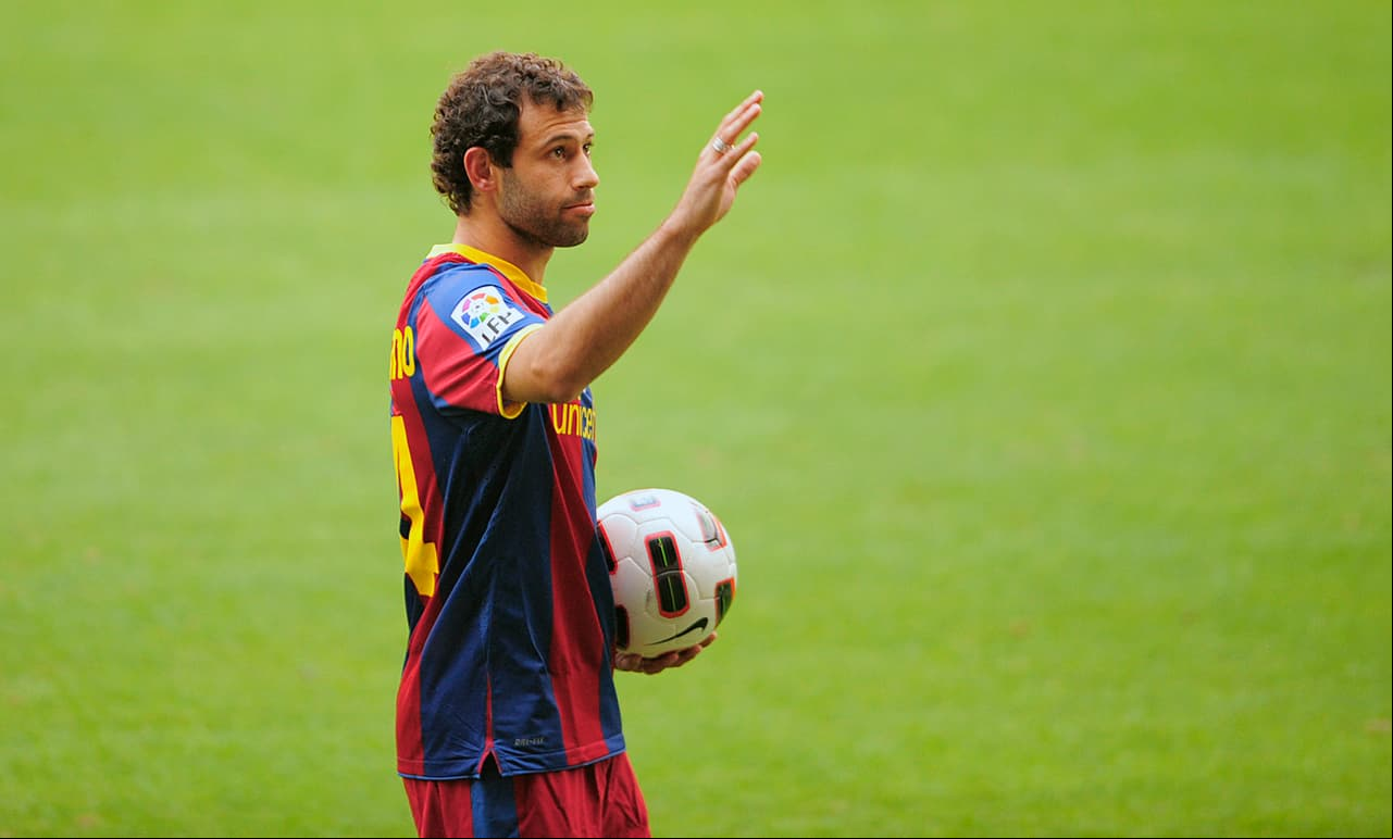 El FC Barcelona comenzó a seguir al jugador, hasta que el 27 de agosto de 2010 el argentino llega a las filas del Barca por una suma de 24 millones de euros.
<br>