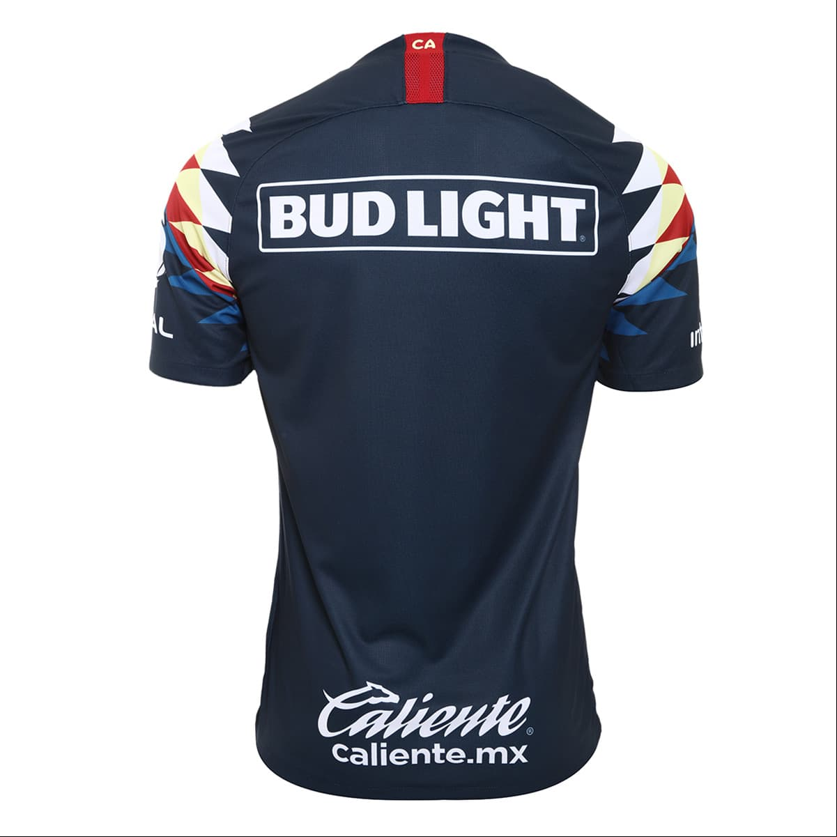 Después de varios rumores y filtraciones, por fin se dio a conocer la primera de las playeras del América para la próxima temporada. Como en el antepasado curso, los patrones de plumas de Águila vuelven en este jersey de visitante con los colores característicos del club.
