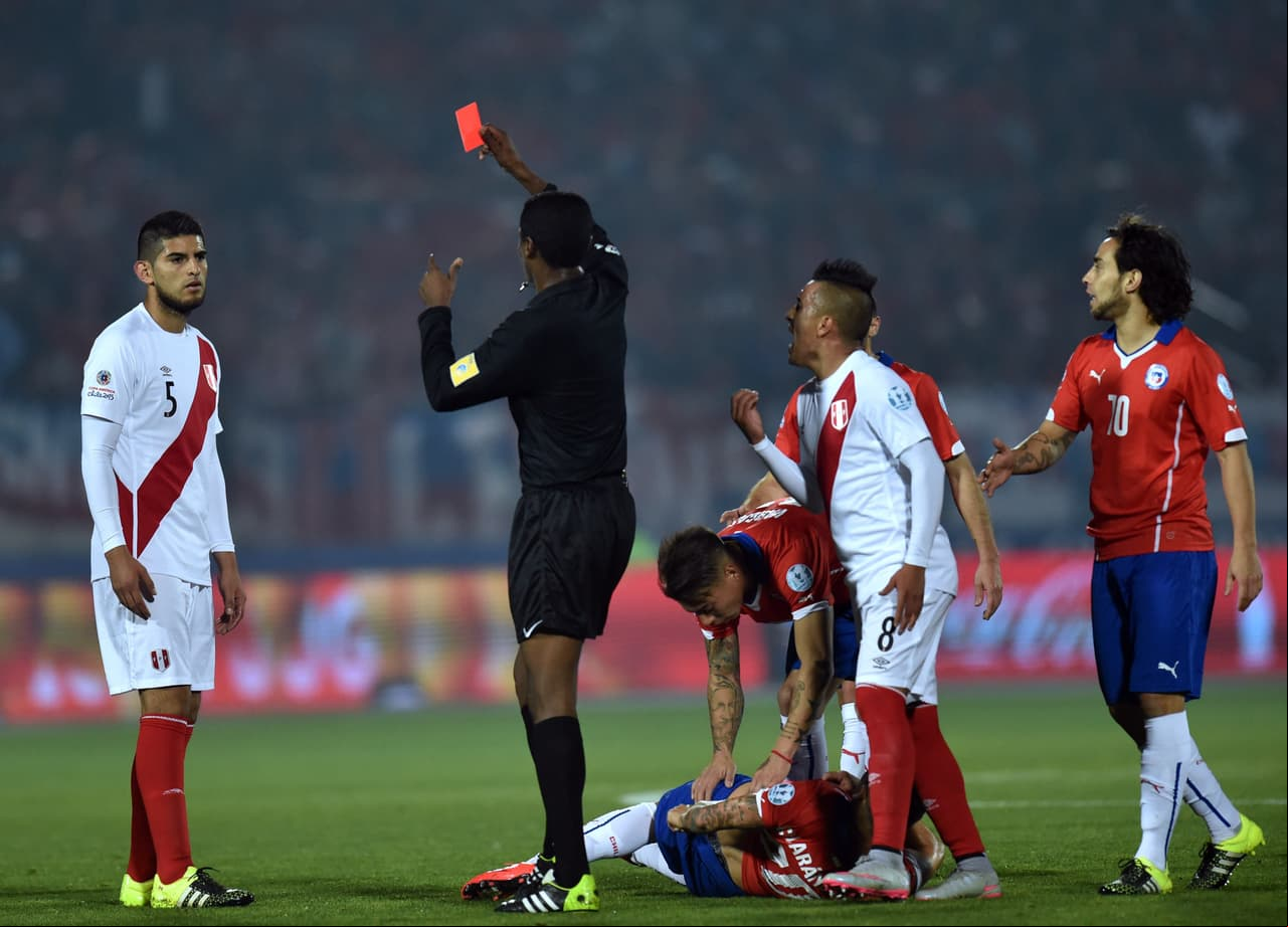 Zambrano se fue temprano a las regaderas tras una plancha sobre Charles Aránguiz, y dejó a su equipo con un hombre menos,