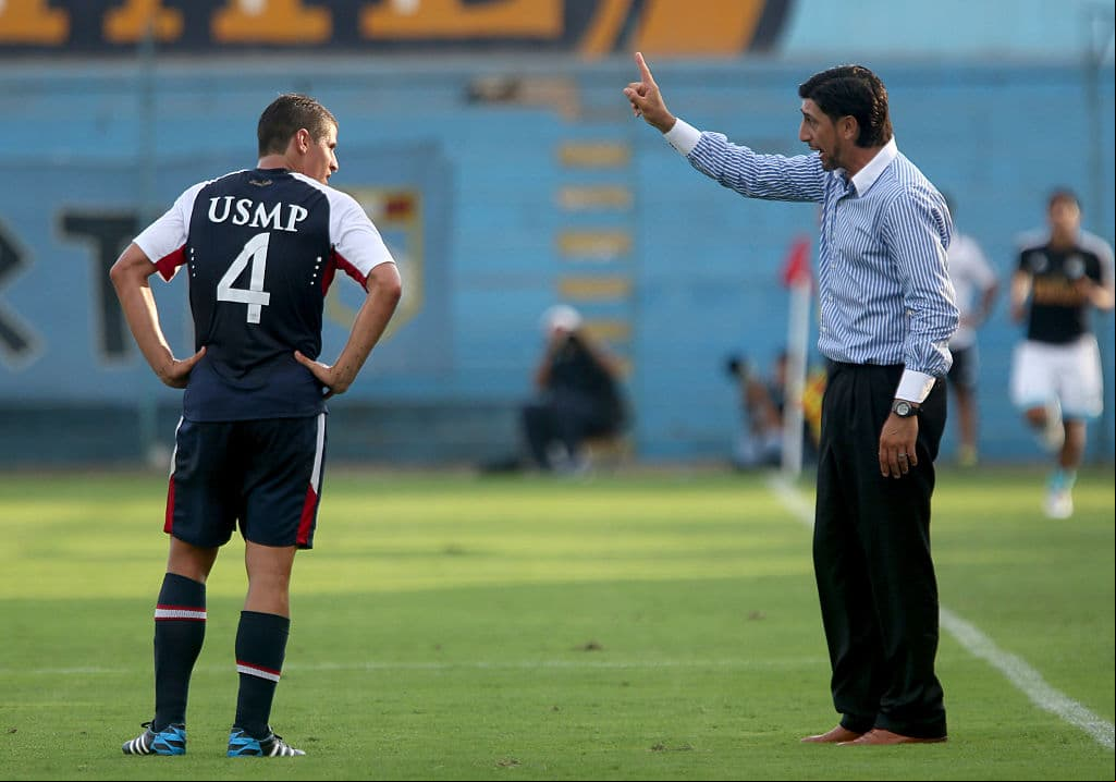 Incluso llevó por primera vez en su historia a Deportivo Iquique a una Copa Libertadores, así que cuenta con experiencia en dirección técnica de torneos internacionales.