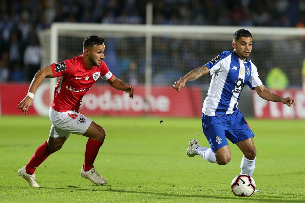 Jesús Manuel 'Tecatito' Corona (derecha) nuevamente fue titular con el Porto y completó 90 minutos más, lamentablemente sin gol.