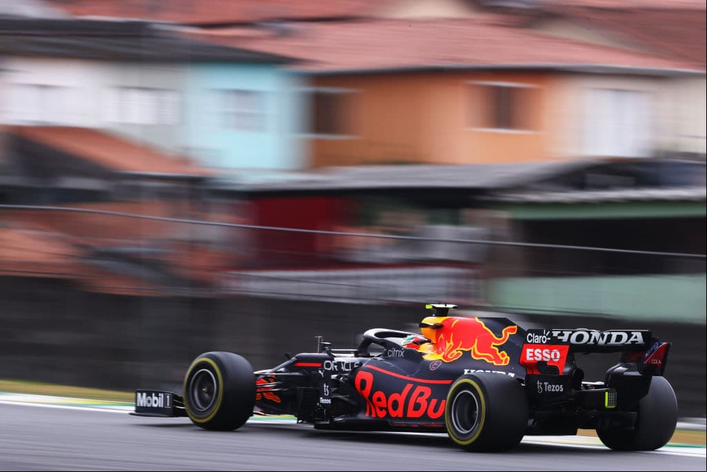 El mexicano Sergio Pérez se quedó en el cuarto sitio de la clasificación para el Sprint del Gran Premio de Brasil en el cual el británico Lewis Hamilton brilló y se quedó con la primera posición a pesar de la sanción que acarrea por modificaciones en el motor. Lewis Hamilton, perderá cinco puestos en parrilla, por cambiar la cámara de combustión del motor de su Mercedes, pero saldrá primero este sábado en la calificación sprint para el Gran Premio de Brasil.