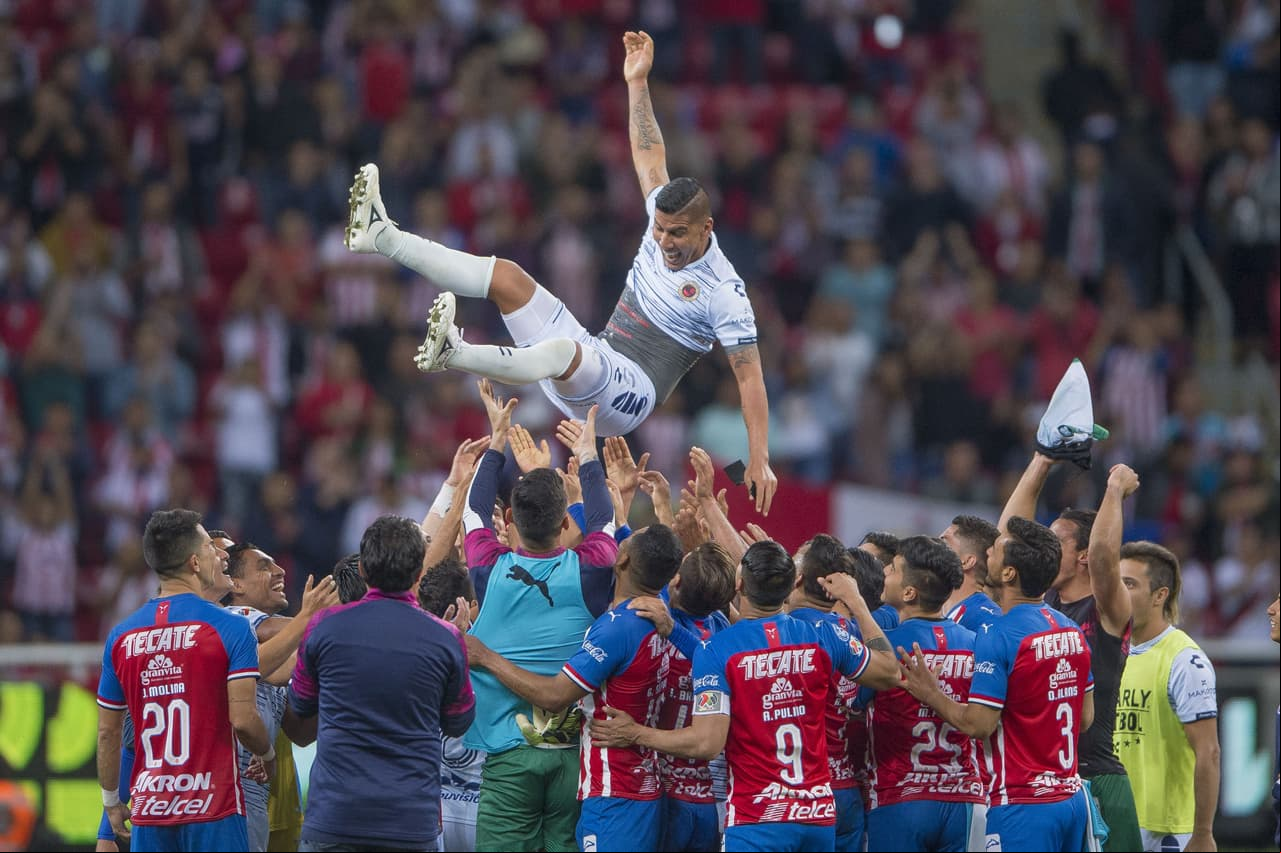 Se retira el 23 de noviembre del 2019 con los Tiburones Rojos en un partido ante el equipo que vio sus inicios, contra Chivas.