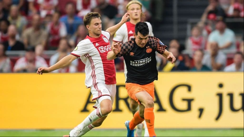 Hirving Lozano entro al partido de cambio por Steven Bergwijn al minuto 59.