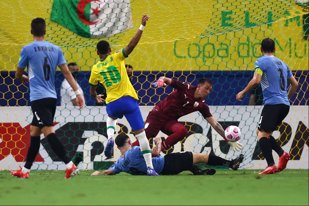 Neymar brilla en Brasil y con un gol y dos asistencias lleva de la mano a la verde amarella para vencer 4-1 a Uruguay.