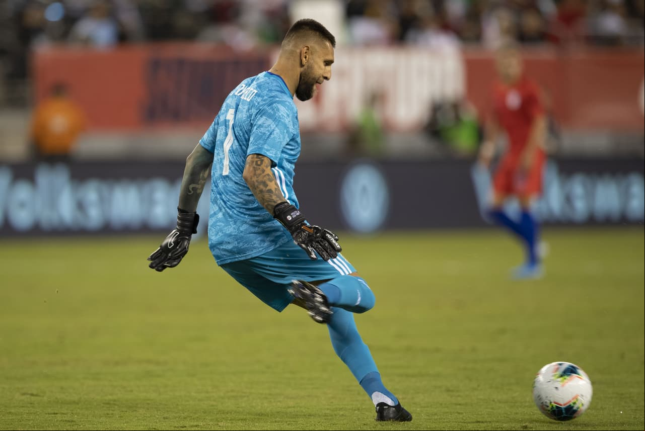 Con goles de Chicharito Hernández, Érick Gutiérrez y Uriel Antuna, México vence 3-0 al equipo de las barras y las estrellas; Orozco atajó un penal.