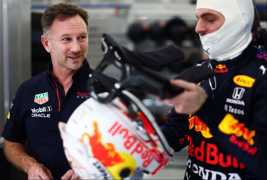 El mexicano Sergio Pérez finalizó en la novena posición de la Q2 en una complicada sesión para la escudería Red Bull dónde Max Verstappen terminó en el cuarto sitio. El siete veces campeón del mundo inglés Lewis Hamilton de Mercedes fue el más rápido este viernes, por delante de su compañero finlandés Valtteri Bottas, en el segundo entrenamiento libre para el Gran Premio de Arabia Saudí, el vigésimo primero y penúltimo del Mundial de Fórmula Uno, que se disputa en el circuito urbano.