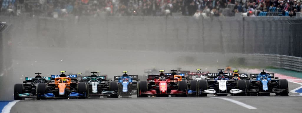 Lewis Hamilton se lleva el Gran Premio de Rusia tras una carrera muy caótica que tuvo muchos altibajos y así el piloto británico suma su victoria número 100. Max Verstappen de Red Bull quedó segundo y Carlos Sainz llegó en la tercera posición. El mexicano Sergio Pérez tras ocupar la primera posición de la carrera, cayó hasta el noveno lugar en la Formula 1.