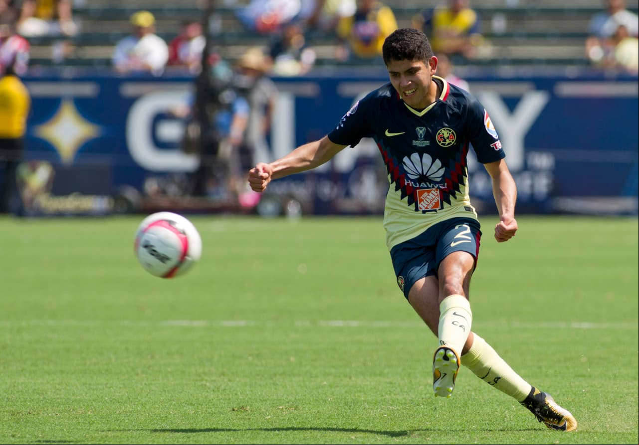 Desde el fondo, Carlos Vargas intentaba organizar la salida del equipo de Herrera.
