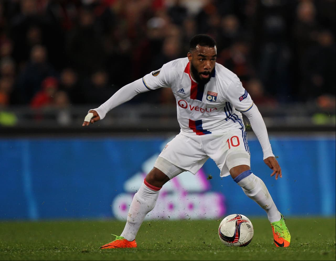 13. Alexandre Lacazette (Lyon) - El joven delantero francés comienza a ser foco de rumores, Arsenal y Liverpool lo querrían. Ha partiado en 26 anotaciones de su equipo en la Ligue 1 con 2 asistencias y 24 goles.