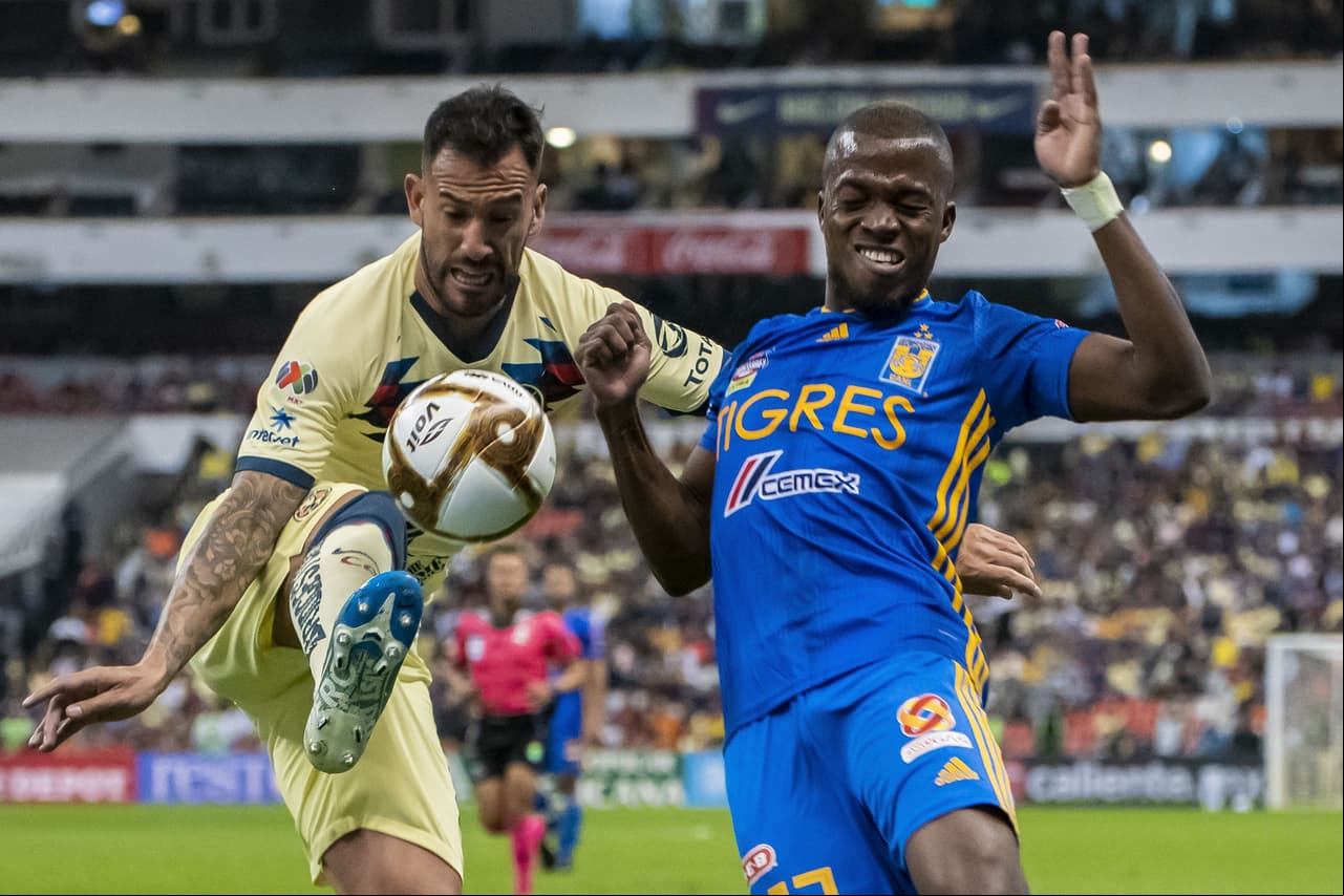 Enner Valencia pierde el balón con Aguilera cerca de la banda.