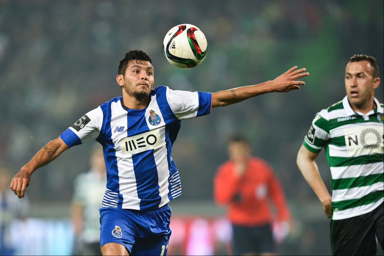 Porto's Mexican Jesus Corona (L) vies with Sporting's Brazilian defender Jefferson Nascimento (R) during the Portuguese League football match Sporting  vs FC Porto at Alvalade stadium in Lisbon on January 2, 2016. AFP PHOTO/ PATRICIA DE MELO MOREIRA / AFP / PATRICIA DE MELO MOREIRA (Photo credit should read PATRICIA DE MELO MOREIRA/AFP/Getty Images)