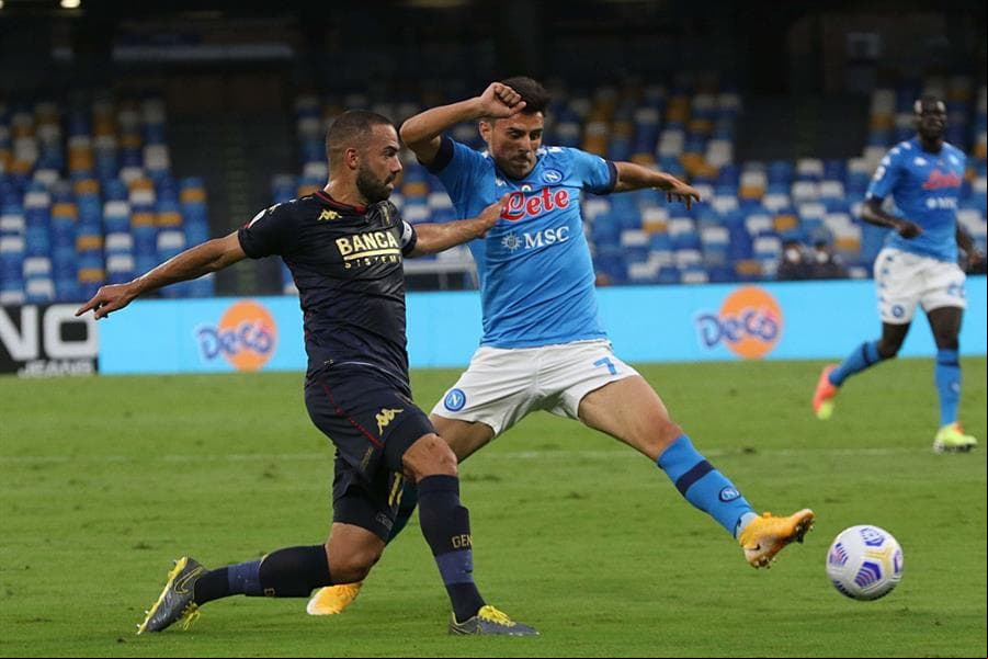 Vuelve a intentarlo el mexicano, con asistencia de Mertens, pero sale desviado