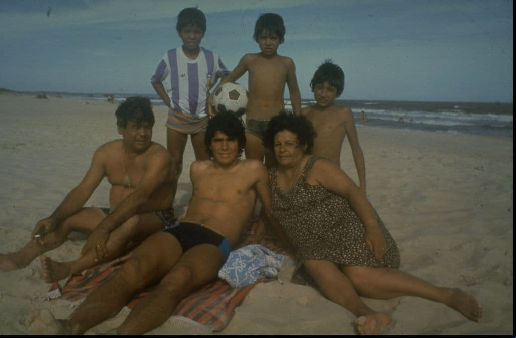 Diego y su familia tomando un descanso en 1970; el balón nunca faltó.
