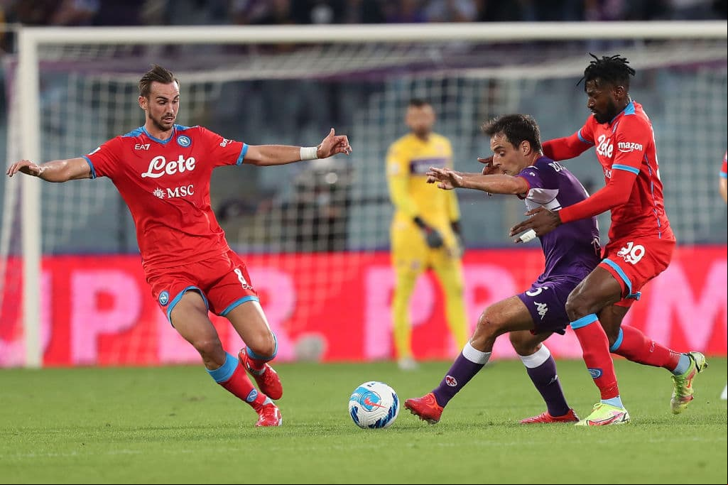 Napoli supera a la Fiorentina 2-1 en su visita a Florencia. Lucas Martínez ponía arriba a los locales al minuto 28, pero el mexicano Hirving Lozano empataba el partido y su compañero Amir Rrahmani cerró el triunfo para la 'Azzurra' en la J7 de la Serie A.