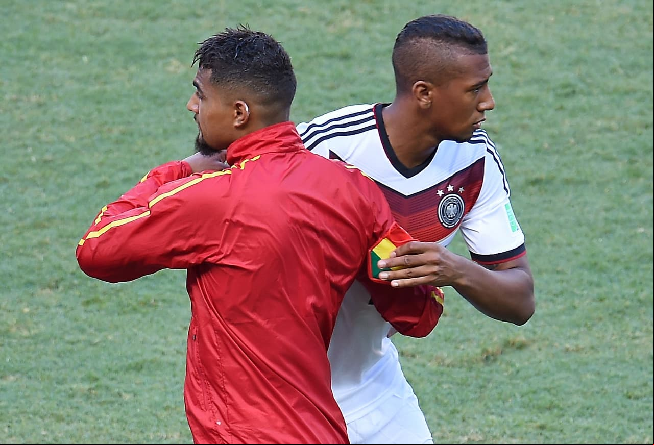 Los hermanos Boateng tienen una brecha más grande, una incluso intercontinental. Kevin Prince es un delantero que representa a Ghana, mientras Jerome decidió vestir los colores de Alemania como defensa central. En Brasil 2014 se enfrentaron en un partido que terminó 2-2.