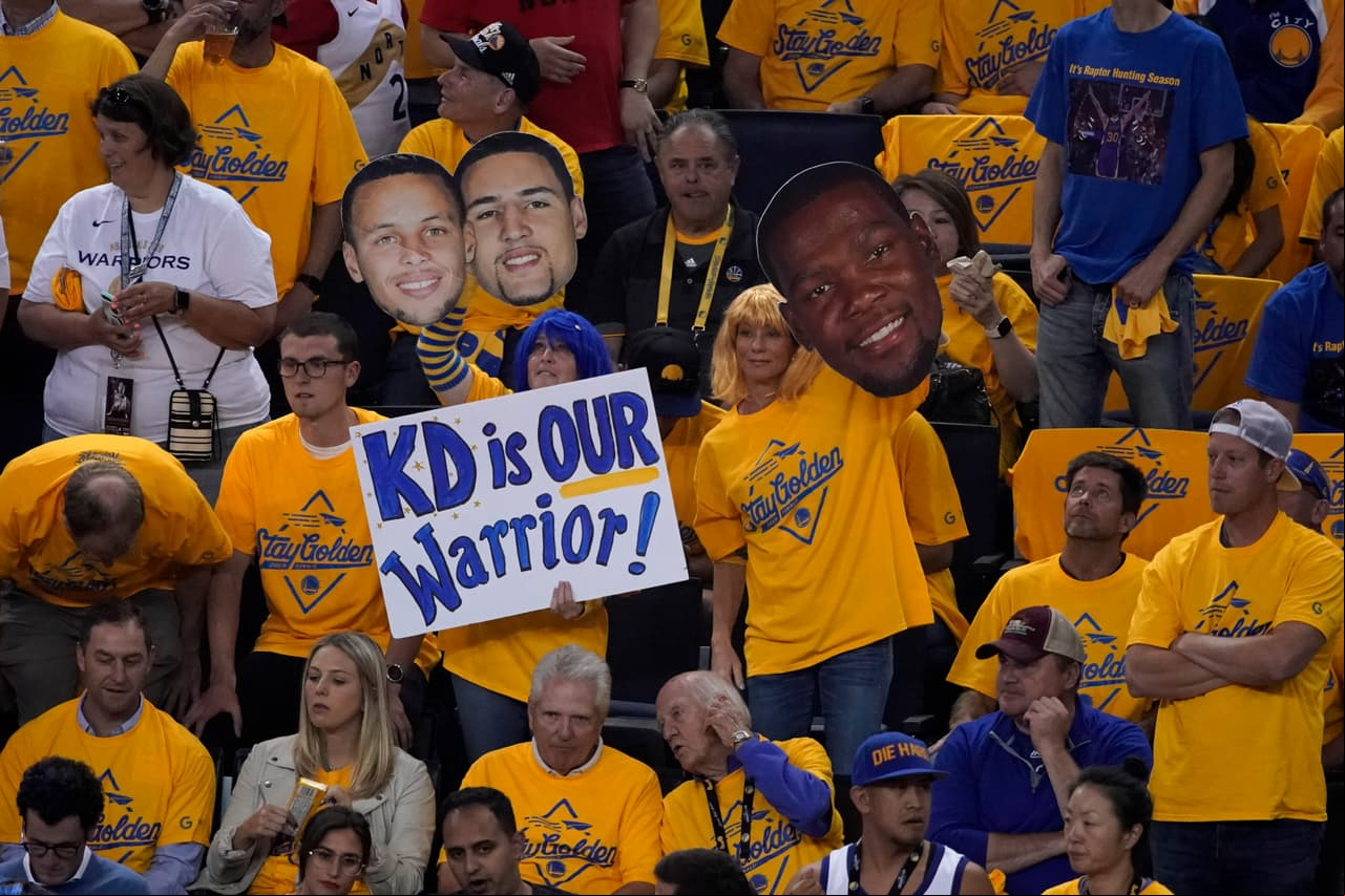 Durante un tiempo fuera, los aficionados de los Warriors aprovecharon para mostrarle un poco de cariño a su estrella caída, Kevin Durant.