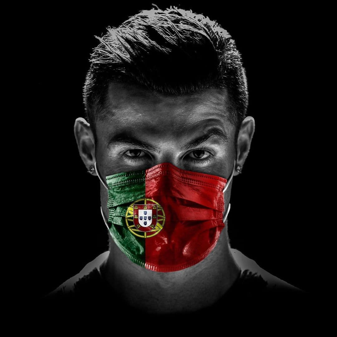 El delantero portugués, Cristiano Ronaldo, pasa la cuarentena en casa, pero no por ello deja de hacer ejercicio. Además, convive con la familia e incluso se da el tiempo para estudiar. Así vive la contingencia el atacante de la Juventus.