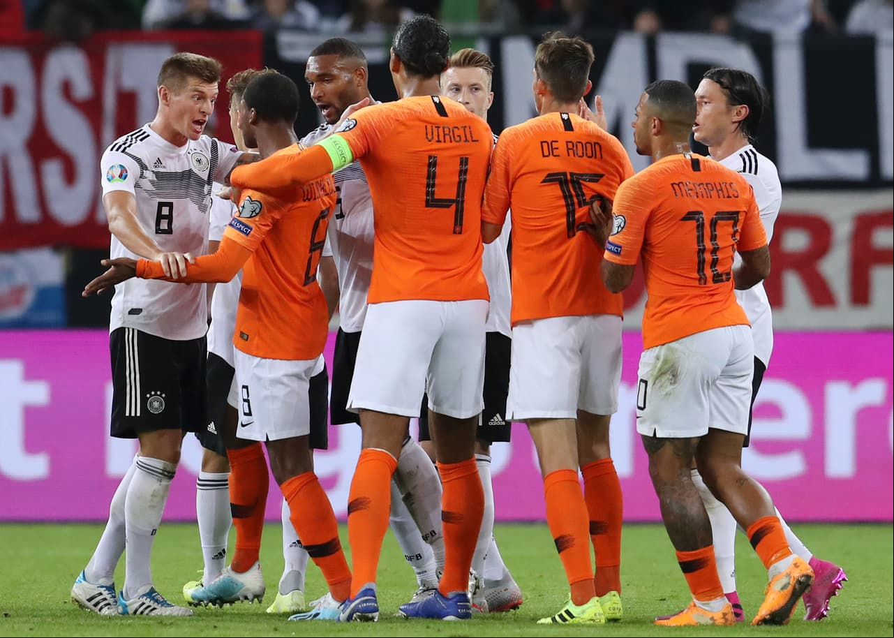 Alemania vencía 1-0 tras un gran primer tiempo pero Holanda mejoró con los cambios de Koeman y remontó en la segunda parte. Frenkie de Jong, Donyell Malen, Georginio Wijnaldum y un autogol de Jonathan Tah permitieron la remontada frente a los germanos que se adelantaron con gol de Gnabry y recortaron distancias gracias al penal bien ejecutado por Toni Kroos.