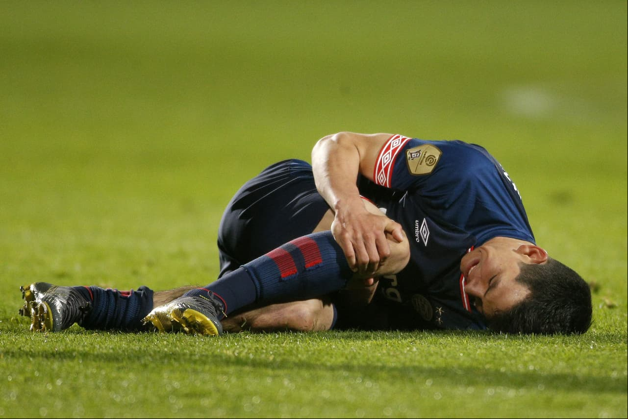 ¡Se encienden las alarmas! Chucky Lozano se fue lesionado tras dura entrada