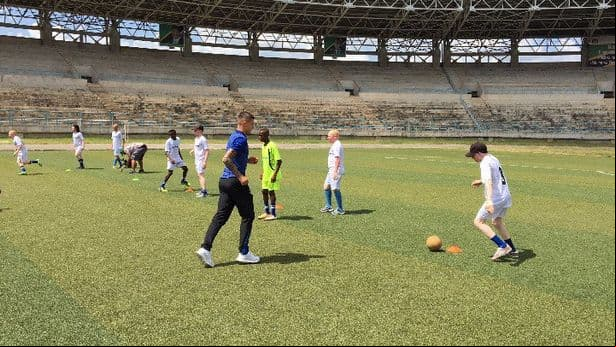 El fútbol inglés desestigmatiza el albinismo en África de esta manera