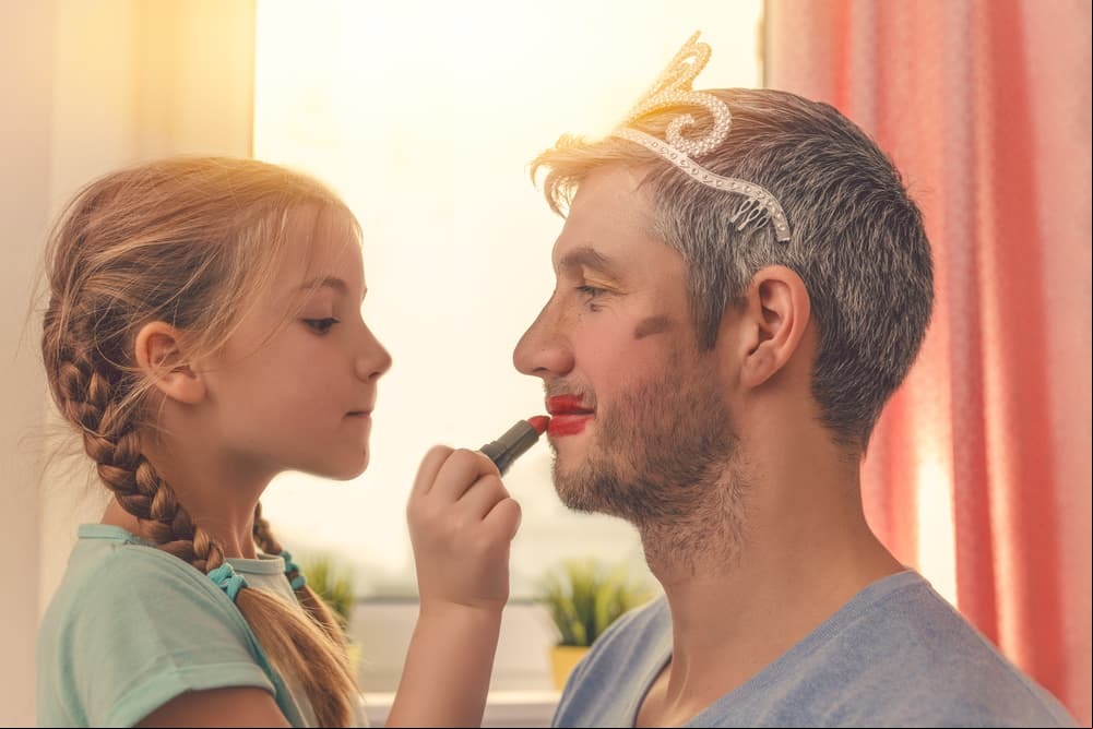 Para ella, su papá es como Superman y le hace un regalo que lo emociona hasta las lágrimas