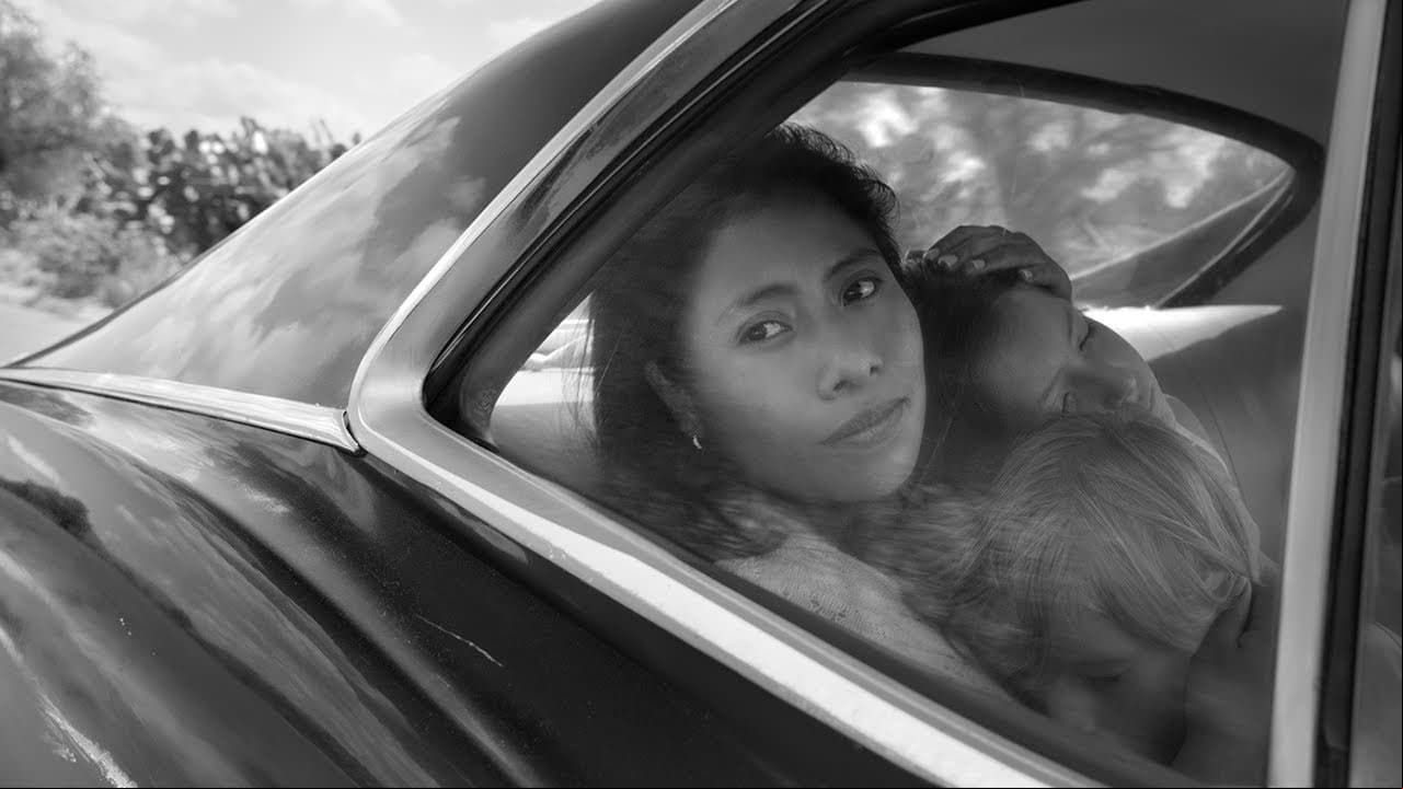 La foto más poderosa que verás hoy: Yalitza Aparicio frente al muro de Tijuana y EEUU